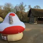 PLV maison gonflable Schtoumpf