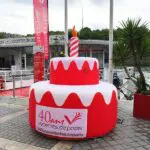 PLV gonflable : structure gonflable géante - gâteau gonflable géant Les Vedettes de Paris