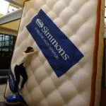 AIRSYSTEMS - Spécialiste Structures gonflables : GÉANTS GONFLABLES : Packaging gonflable - Simmons