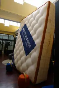 PLV gonflable magasin et centre commercial Matelas simmons AIRSYSTEMS matelas gonflable Simmons
