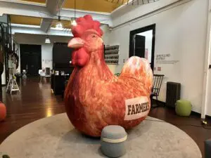 Structure gonflable salon professionnel poule gonflable farmers 2 scaled 1 Mascotte gonflable Farmer's