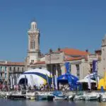 Stand gonflable ballon de rugby géant : stand gonflable publicitaire