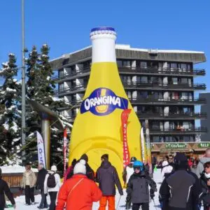 Stand gonflable publicitaire - bouteille gonflable Orangina