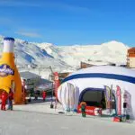 Stand gonflable publicitaire - bouteille gonflable Orangina et stand gonflable ballon de rugby
