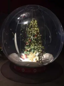 Vitribulle galerie marchande vitribulle gonflable airsystems aircrystal galerie Istres 1 e1586960896278 vitribulles gonflables
