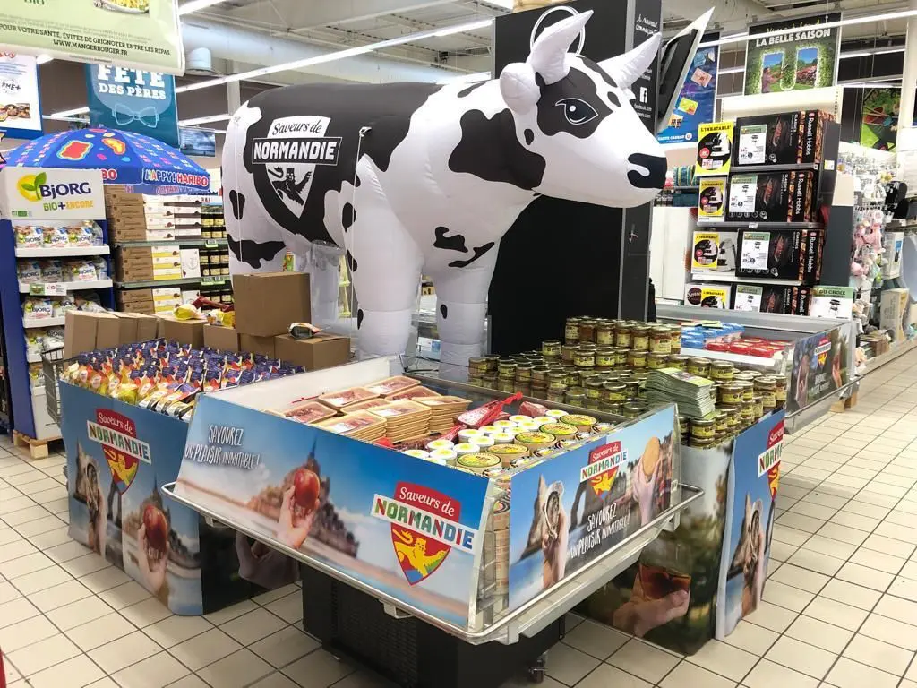 Mascotte gonflable grande distribution vache gonflable saveurs de normandie 4 vache gonflable saveurs de normandie