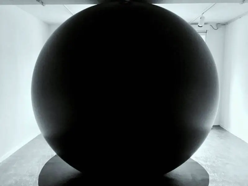 PLV gonflable sur mesure haut de gamme Sphere gonflable noire Raymond Delepierre Swalling Heart art sonore sound art City Sonic Transcultures sphere gonflable noire Raymond delepierre swalling heart