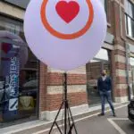 ballon-sur-mat-coeur-rouge