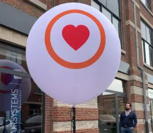 ballon-sur-mat-coeur-rouge