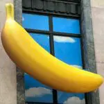 banane-gonflable-geante-longchamp-toilet-paper