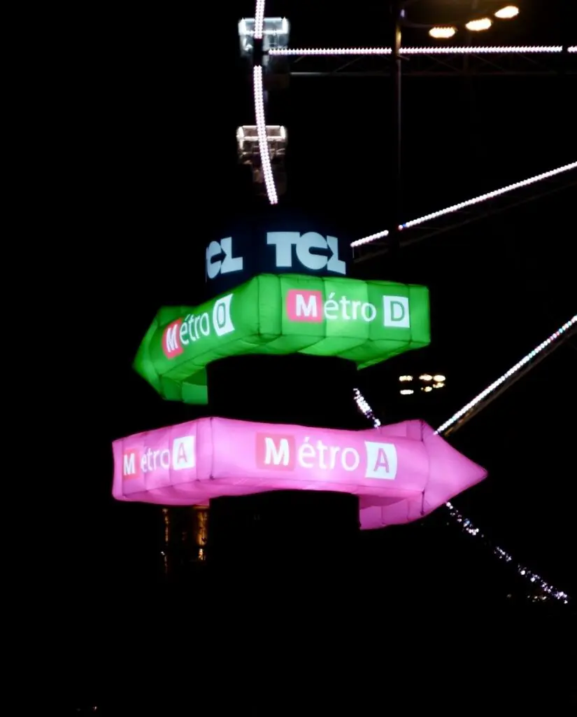 totem gonflable keolis TCL fete lumière