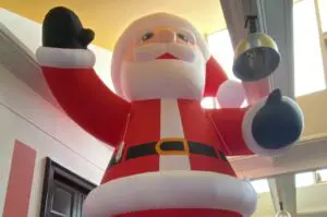 Mascotte gonflable événementiel pere noel gonflable 2 copie père Noël gonflable géant