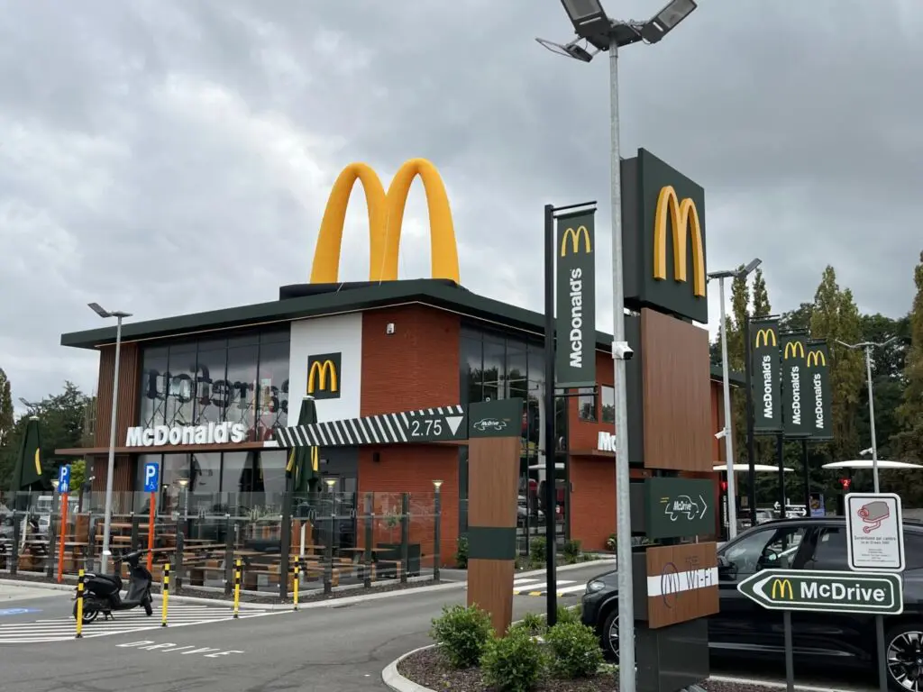 Structure gonflable publicitaire géante Logo gonflable M McDonalds 2 logo gonflable M McDonald's
