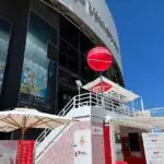 ballons-de-basket-gonflables-sur-mat-caisse-depargne