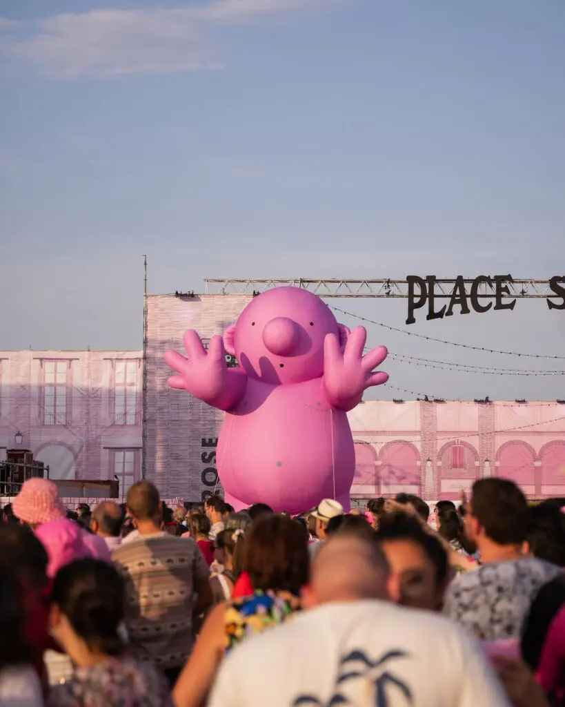 structure gonflable publicitaire mascotte gonflable rose festival