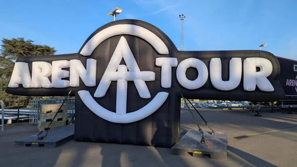 Signalétique gonflable Arena Tour Indochine signaletique gonflable arena tour arena tour gonflable