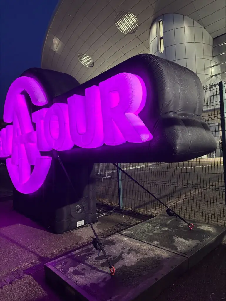 signaletique gonflable arena tour 2