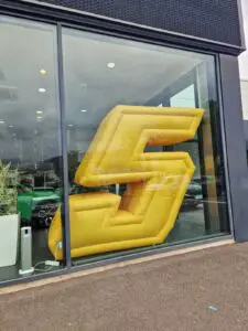 chiffre 5 gonflable Renault