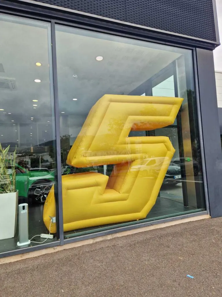 chiffre 5 gonflable Renault