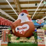 structure gonflable publicitaire géante poules gonflables Kinder