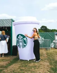 Bouteille gonflable grande distribution Gobelet Starbucks Lollapalooza gobelet gonflable starbucks