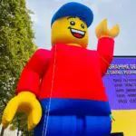 mascotte gonflable lego champs elysées