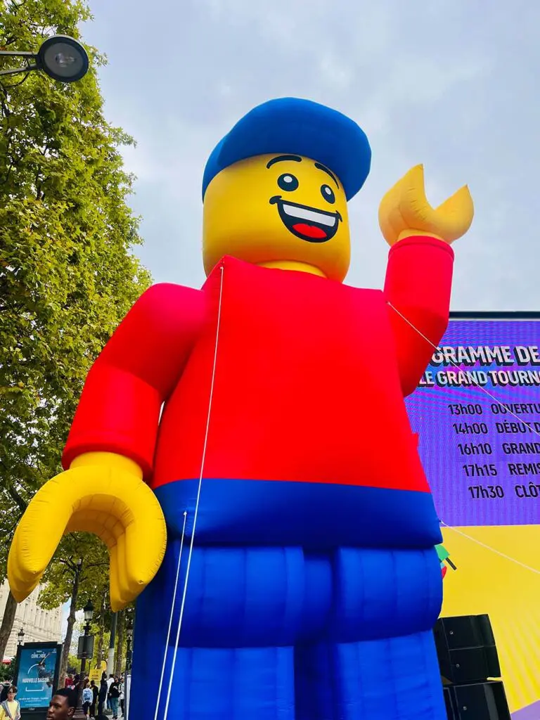 mascotte gonflable lego champs elysées