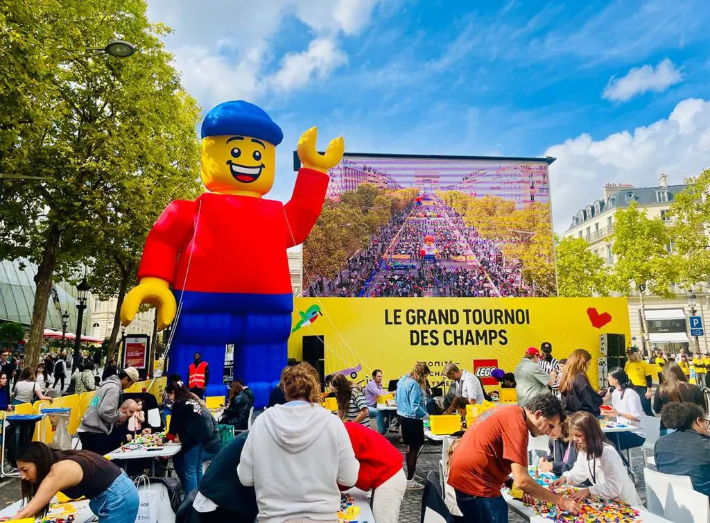 mascotte gonflable lego champs elysées