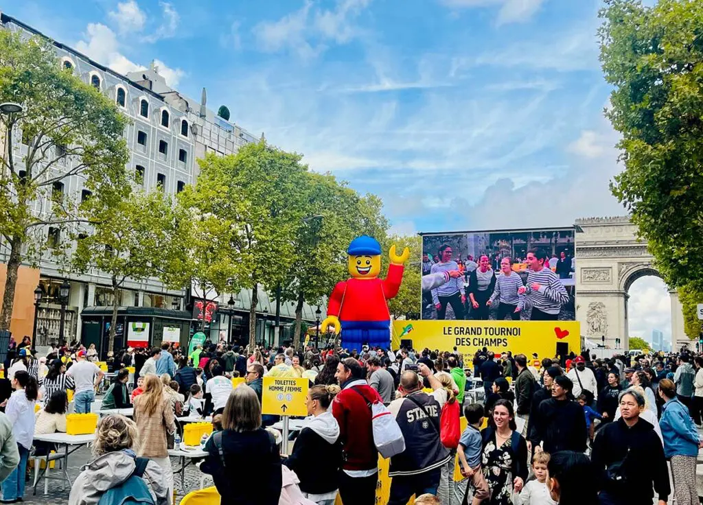 mascotte gonflable lego champs elysées