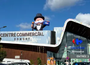 PLV gonflable magasin et centre commercial mascotte gonflable monopoly carrefour ermont 1 mascotte gonflable monopoly carrefour