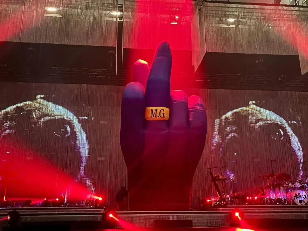 Main gonflable Helena Tour main gonflable helena main gonflable helena tour