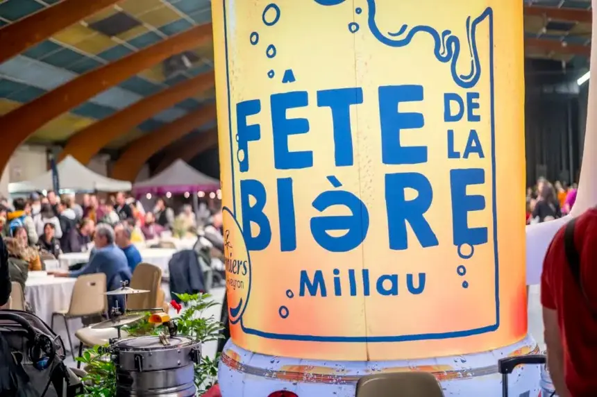 Chope de bière gonflable Fermiers de l'Aveyron biere gonflable fermiers aveyron millau foire automne fete biere chope de bière gonflable fermiers de l'aveyron