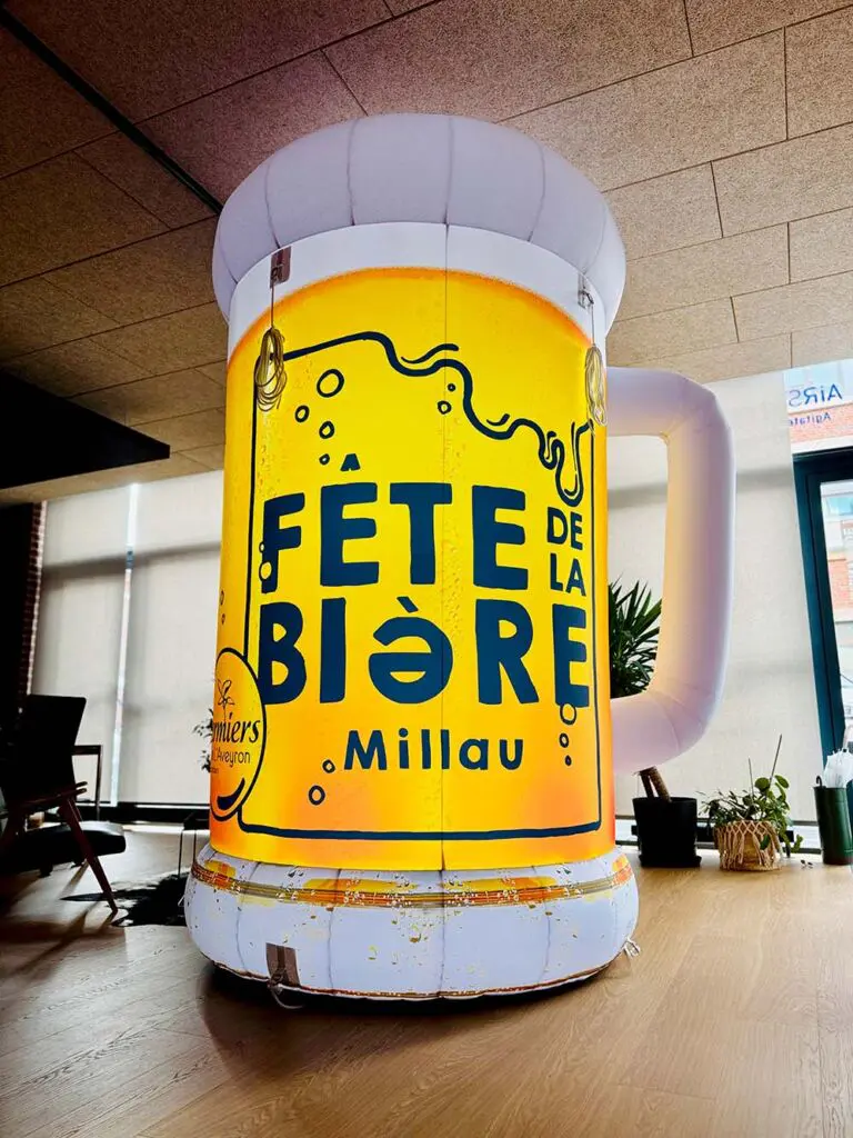 Chope de bière gonflable Fermiers de l'Aveyron chope biere gonflable 3m portrait chope de biere gonflable fete de la biere