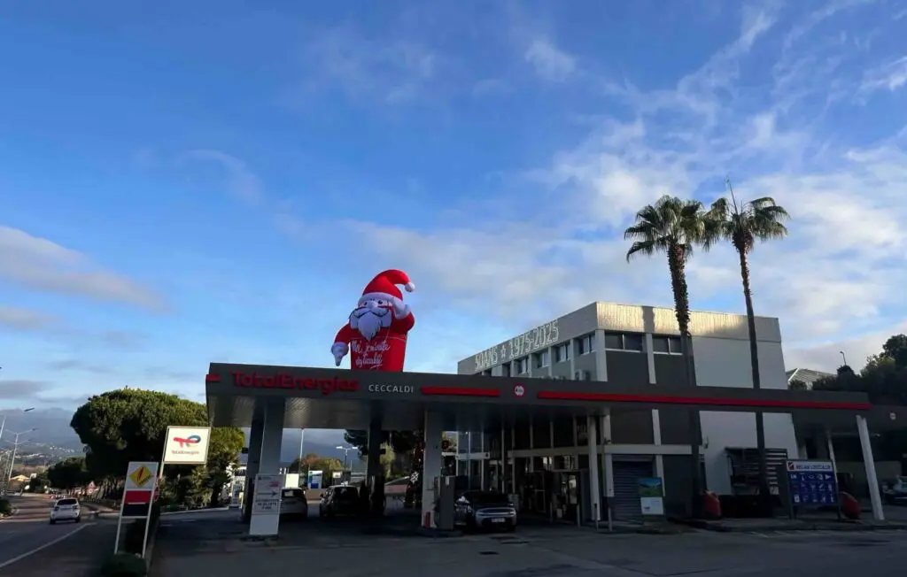 Père Noël gonflable Relais Ceccaldi pere noel gonflable ceccaldi père noel gonflable ceccaldi ajaccio