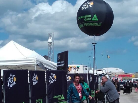 AIRSYSTEMS - Fabricant de structures gonflables : BALLONS GONFLABLES & SKYDANCERS : Ballon gonflable sur mat - Tour de France