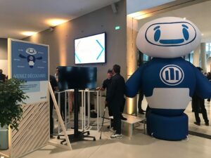 AIRSYSTEMS - Spécialiste Structures gonflables : MASCOTTE GONFLABLE : ROBOT ALLIANZ "ASK