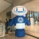 AIRSYSTEMS - Spécialiste Structures gonflables : MASCOTTE GONFLABLE : ROBOT ALLIANZ "ASK