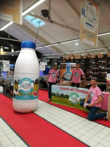 PLV gonflables : bouteille gonflable de lait Juste & Vendéen