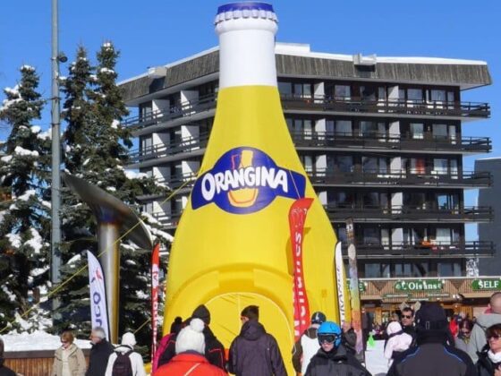 Stand gonflable publicitaire - bouteille gonflable Orangina