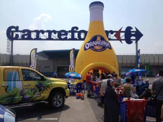 Stand gonflable publicitaire - bouteille gonflable Orangina