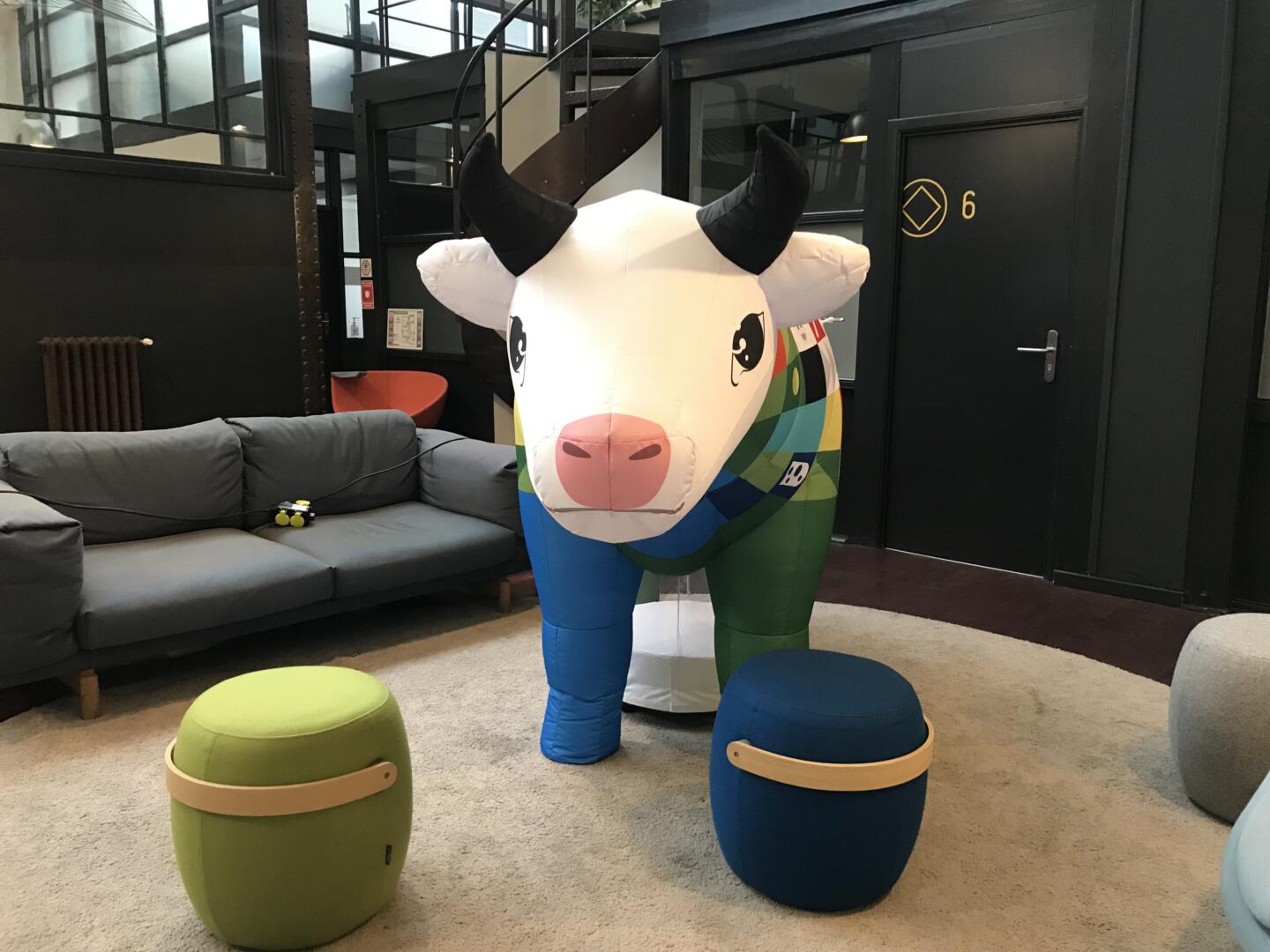 mascotte vache gonflable migros 4 scaled
