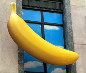 banane-gonflable-geante-longchamp-toilet-paper