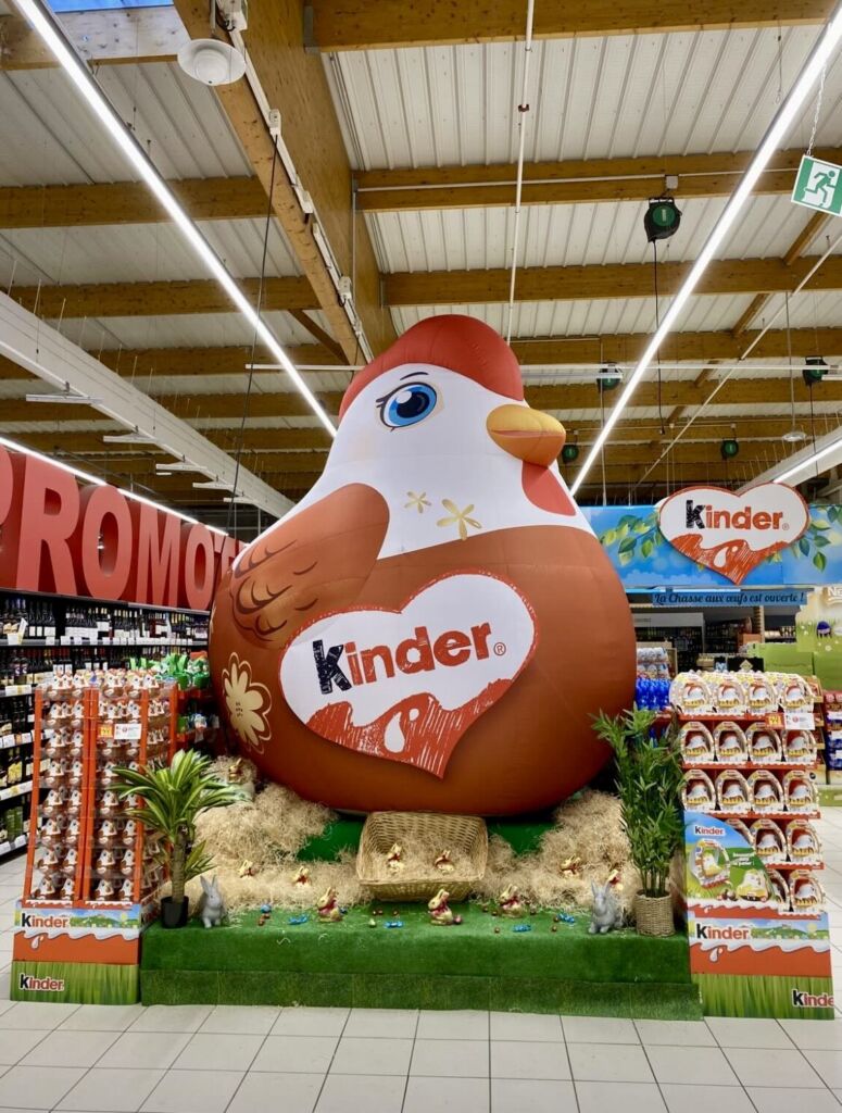 structure gonflable publicitaire géante poules gonflables Kinder