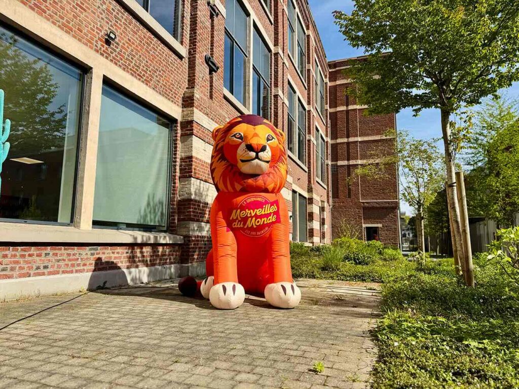 lion gonflable merveilles du monde