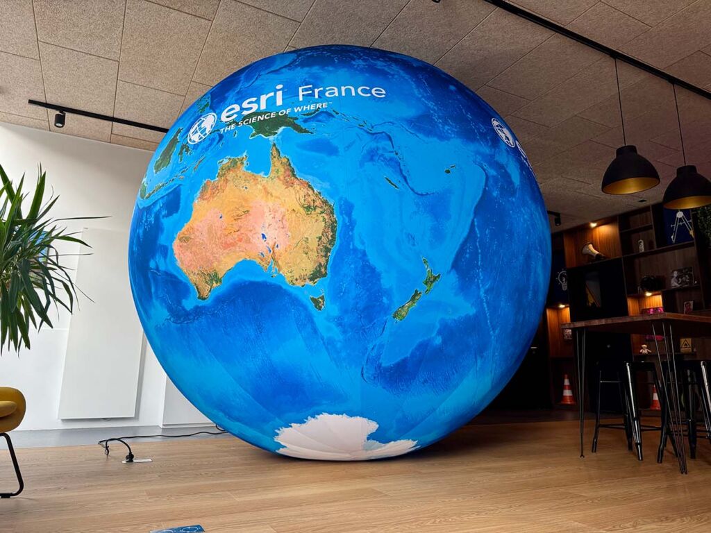 planete terre gonflable esri france